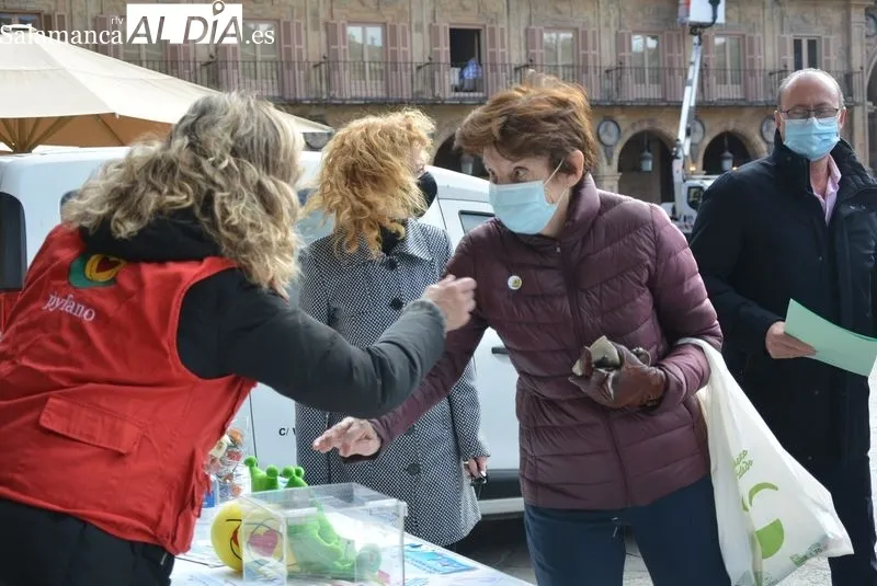 Mesa informativa de Pyfano en la Plaza Mayor, con motivo del Día Internacional del Cáncer Infantil