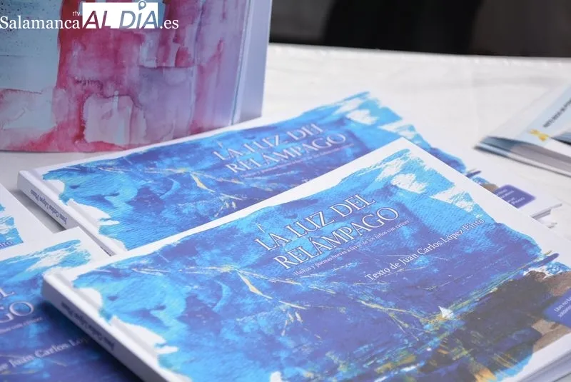 Mesa informativa de Pyfano en la Plaza Mayor, con motivo del Día Internacional del Cáncer Infantil