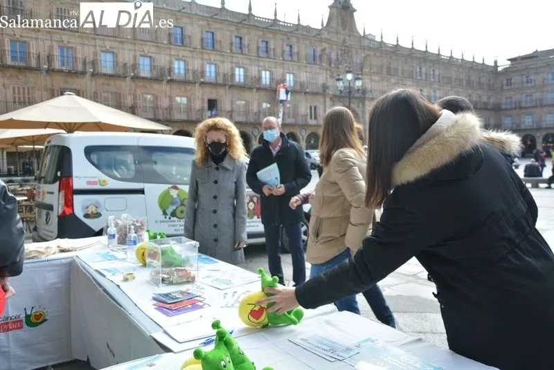Mesa informativa de Pyfano en la Plaza Mayor, con motivo del Día Internacional del Cáncer Infantil