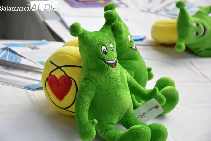 Mesa informativa de Pyfano en la Plaza Mayor, con motivo del Día Internacional del Cáncer Infantil