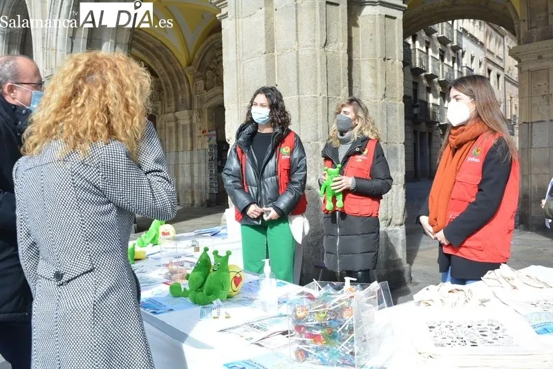 Mesa informativa de Pyfano en la Plaza Mayor, con motivo del Día Internacional del Cáncer Infantil