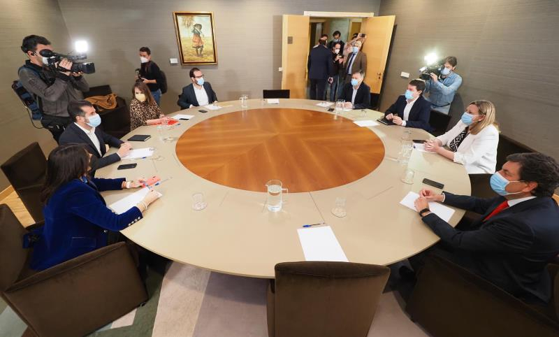 Reunión entre los equipos negociadores de PSOE (izda) y PP (dcha) de Castilla y León, encabezados por Luis Tudanca y Alfonso Fernández Mañueco. Foto de CLAUDIA ALBA/PHOTOGENIC - EP