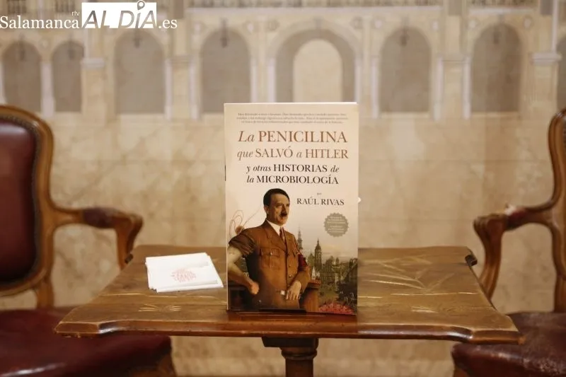 El científico y escritor Raúl Rivas en la presentación de su último libro en Santos Ochoa - Fotos: David Sañudo