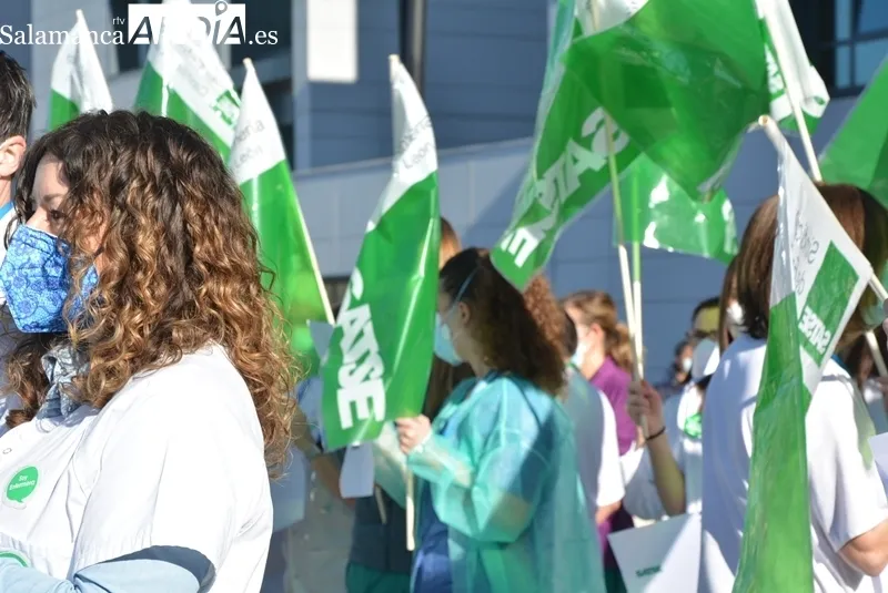 Concentración convocada por Satse junto al Hospital de Salamanca. Foto de Vanesa Martins