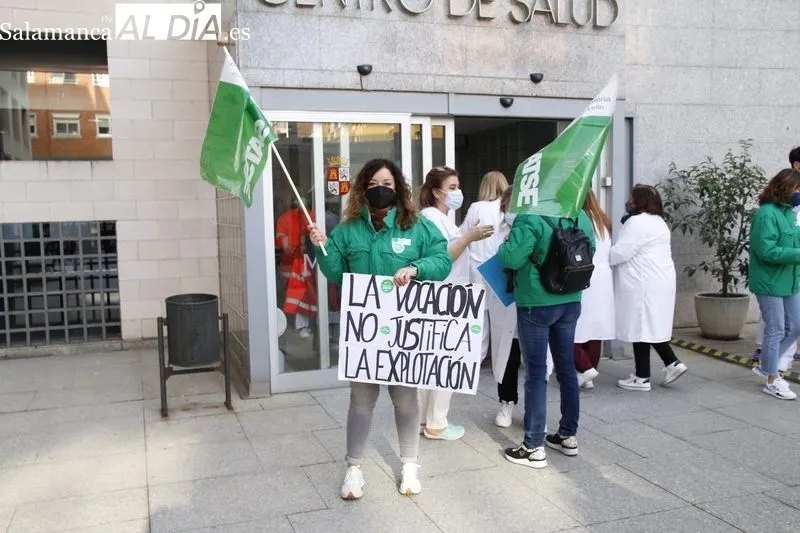 Concentración de SATSE junto Centro de Salud Miguel Armijo, en la calle Arapiles. Foto de David Sañudo