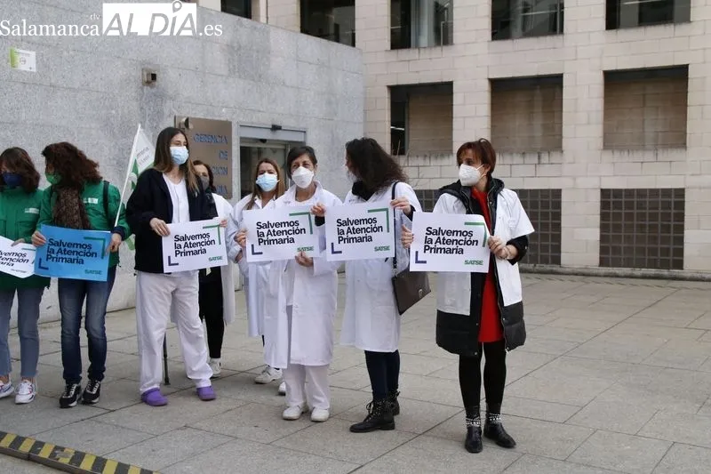 Concentración de SATSE junto Centro de Salud Miguel Armijo, en la calle Arapiles. Foto de David Sañudo
