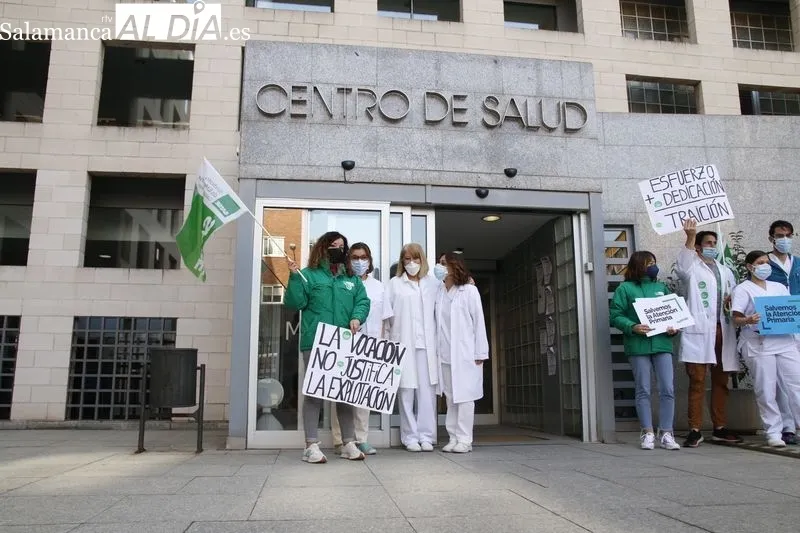 Concentración de SATSE junto Centro de Salud Miguel Armijo, en la calle Arapiles. Foto de David Sañudo