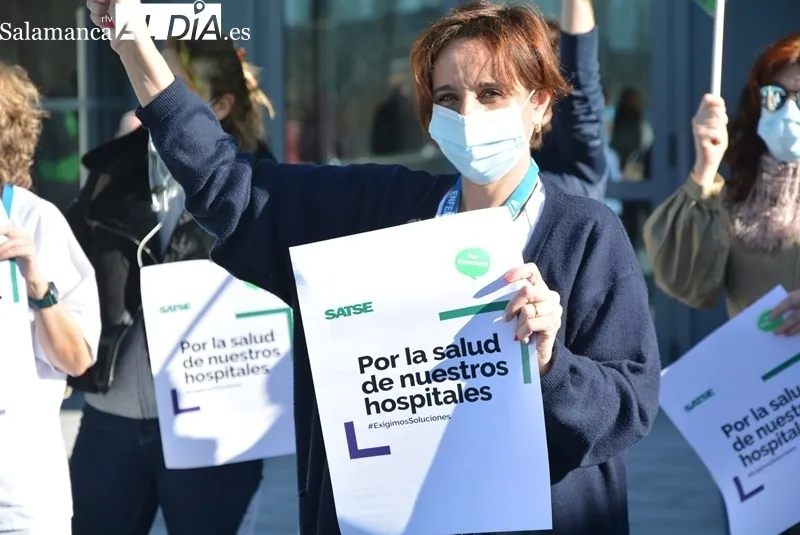 Concentración convocada por Satse junto al Hospital de Salamanca. Foto de Vanesa Martins