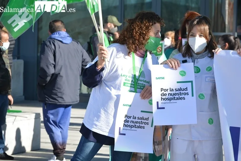 Concentración convocada por Satse junto al Hospital de Salamanca. Foto de Vanesa Martins