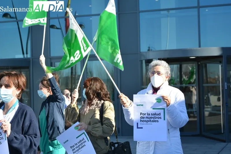 Concentración convocada por Satse junto al Hospital de Salamanca. Foto de Vanesa Martins