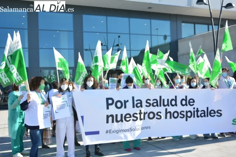 Concentración convocada por Satse junto al Hospital de Salamanca. Foto de Vanesa Martins