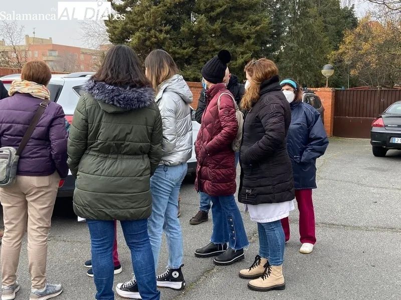 Concentración del Comité de Empresa de Servicios Sociales de la Junta en Salamanca, en la puerta del CAMP ubicado en el Paseo Lunes de Aguas. Foto de Vanesa Martins