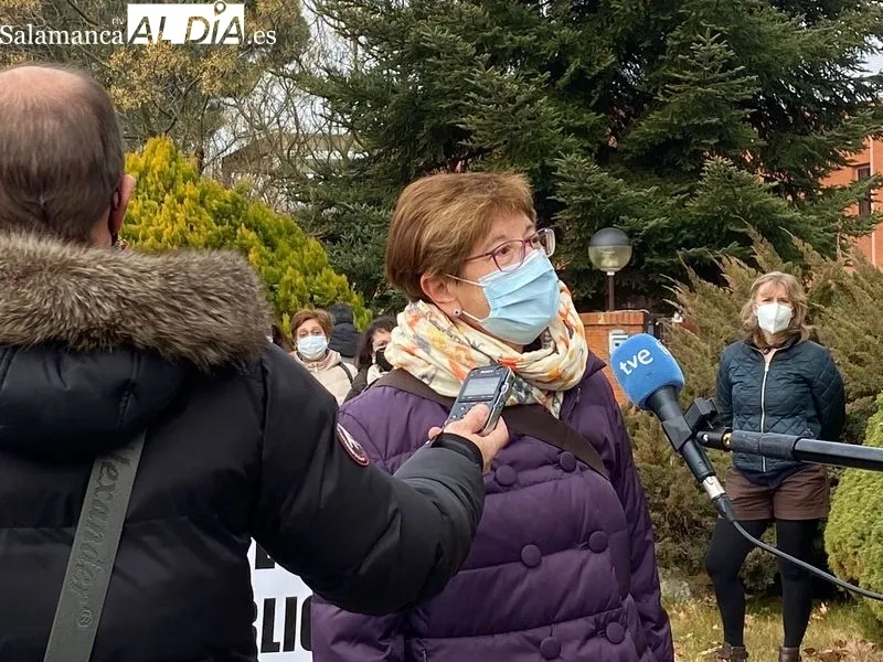 Concentración del Comité de Empresa de Servicios Sociales de la Junta en Salamanca, en la puerta del CAMP ubicado en el Paseo Lunes de Aguas. Foto de Vanesa Martins