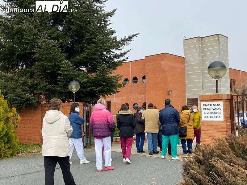 Concentración del Comité de Empresa de Servicios Sociales de la Junta en Salamanca, en la puerta del CAMP ubicado en el Paseo Lunes de Aguas. Foto de Vanesa Martins