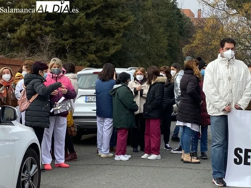 Concentración del Comité de Empresa de Servicios Sociales de la Junta en Salamanca, en la puerta del CAMP ubicado en el Paseo Lunes de Aguas. Foto de Vanesa Martins