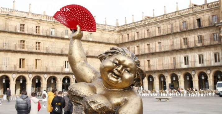 Roban el abanico de la escultura de Xu Hongfei en la Plaza Mayor de Salamanca