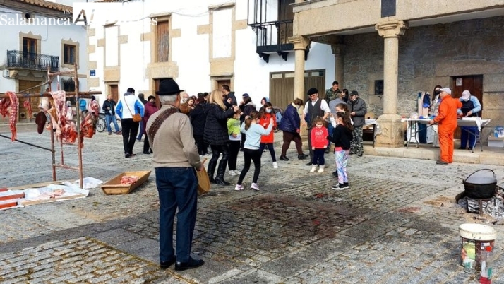 Ambiente festivo en la Matanza Tradicional en Lumbrales