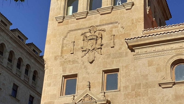 Piden en el Senado la retirada de los escudos franquistas de este céntrico edificio salmantino