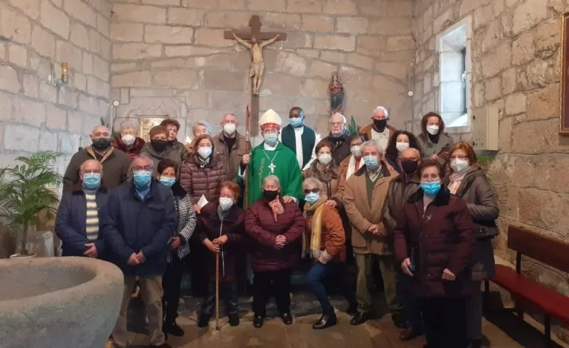 Foto 3 - El Obispo conoce a los feligreses de Fuentes de O&ntilde;oro