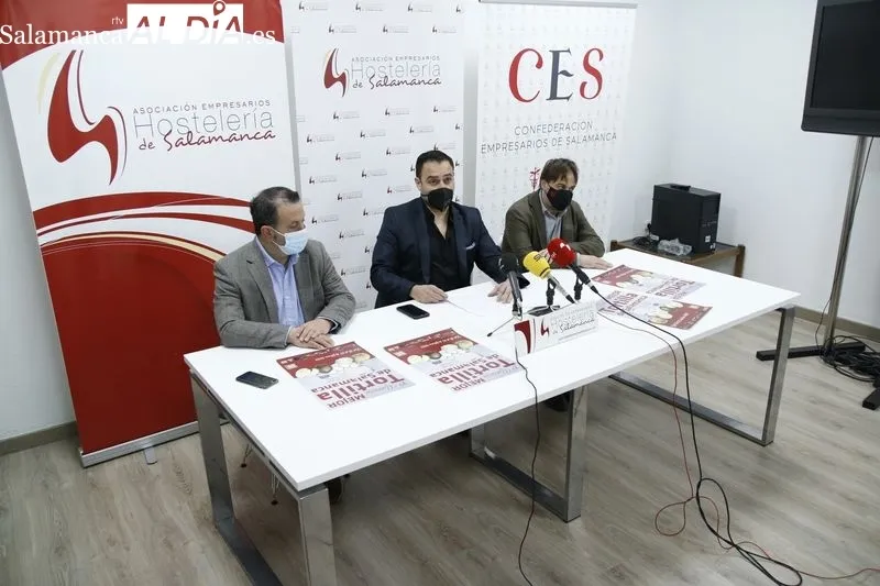 Javier García, diputado de Turismo, Álvaro Juanes, presidente de la Asociación de Hostelería, y Fernando Castaño, concejal de Turismo, en la presentación del I Concurso 'La mejor tortilla de patatas de Salamanca'. Foto de David Sañudo