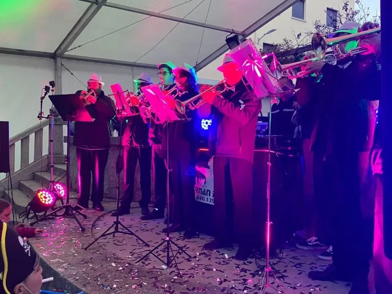 Foto 4 - Guijuelo se sumerge en el carnaval con una novedosa trompetada
