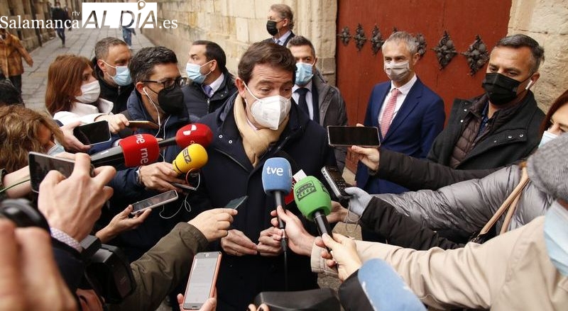 El presidente del Partido Popular de Castilla y León, Alfonso Fernández Mañueco, atiende a los medios en el Patio de Escuelas. Foto de David Sañudo