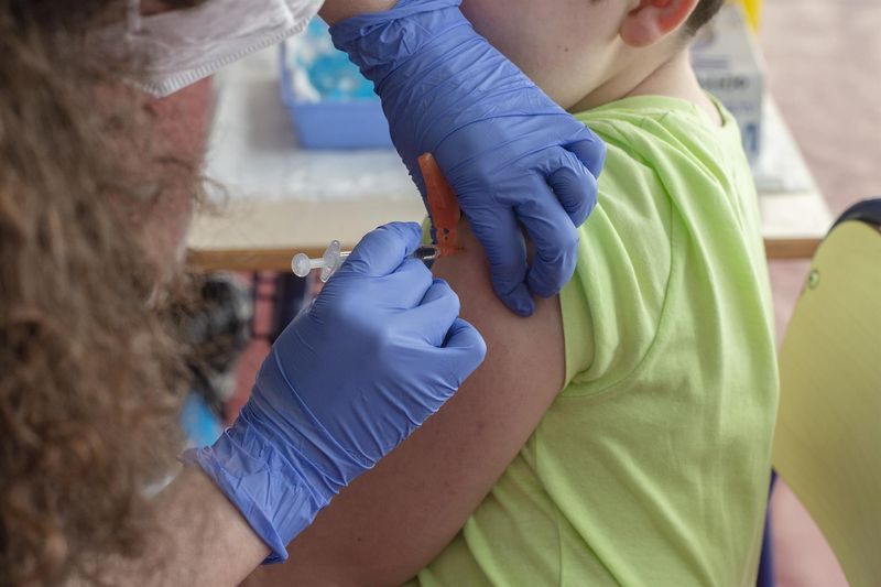 Un niño recibe la primera dosis de la vacuna frente a la COVID-19