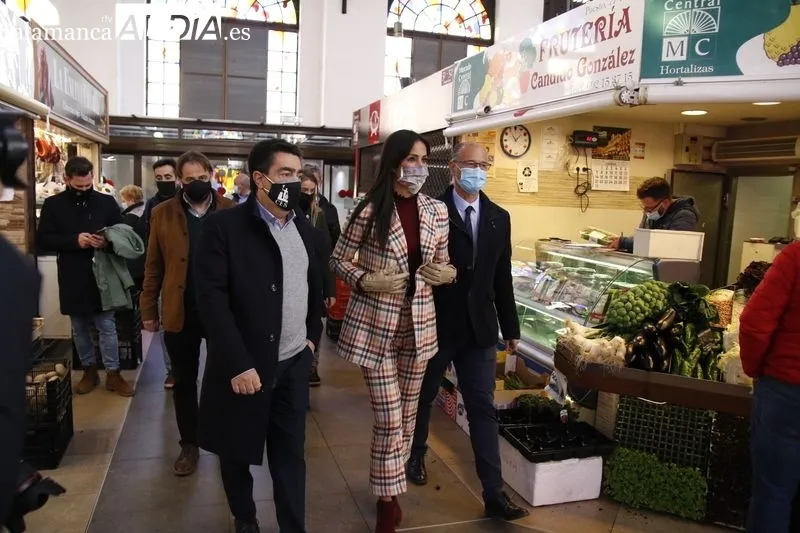La vicealcaldesa y portavoz del Grupo Municipal de Ciudadanos en el Ayuntamiento de Madrid, Begoña Villacís, en su visita el Mercado Central de Salamanca. Foto de David Sañudo