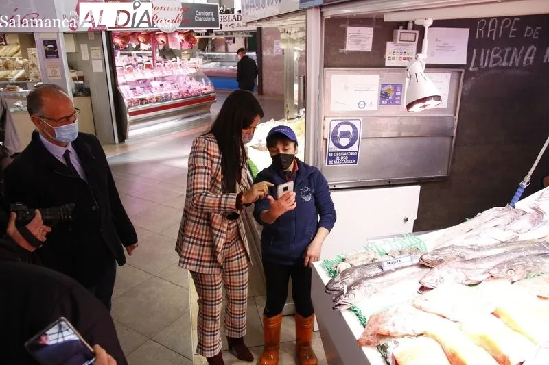 La vicealcaldesa y portavoz del Grupo Municipal de Ciudadanos en el Ayuntamiento de Madrid, Begoña Villacís, en su visita el Mercado Central de Salamanca. Foto de David Sañudo