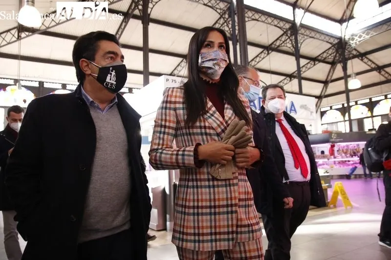 La vicealcaldesa y portavoz del Grupo Municipal de Ciudadanos en el Ayuntamiento de Madrid, Begoña Villacís, en su visita el Mercado Central de Salamanca. Foto de David Sañudo