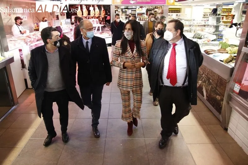 La vicealcaldesa y portavoz del Grupo Municipal de Ciudadanos en el Ayuntamiento de Madrid, Begoña Villacís, en su visita el Mercado Central de Salamanca. Foto de David Sañudo