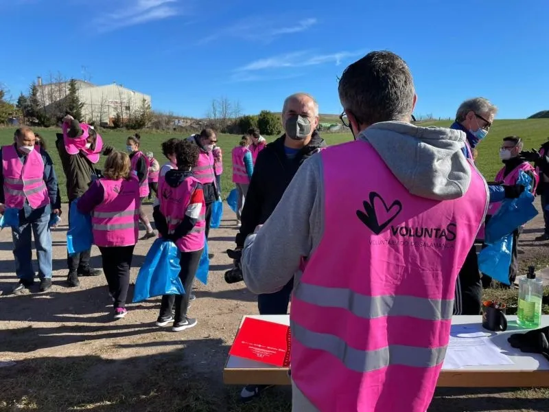 Foto 3 - M&aacute;s de 30 personas participan en la recogida de residuos en el &lsquo;Volc&aacute;n de Garrido&rsquo;