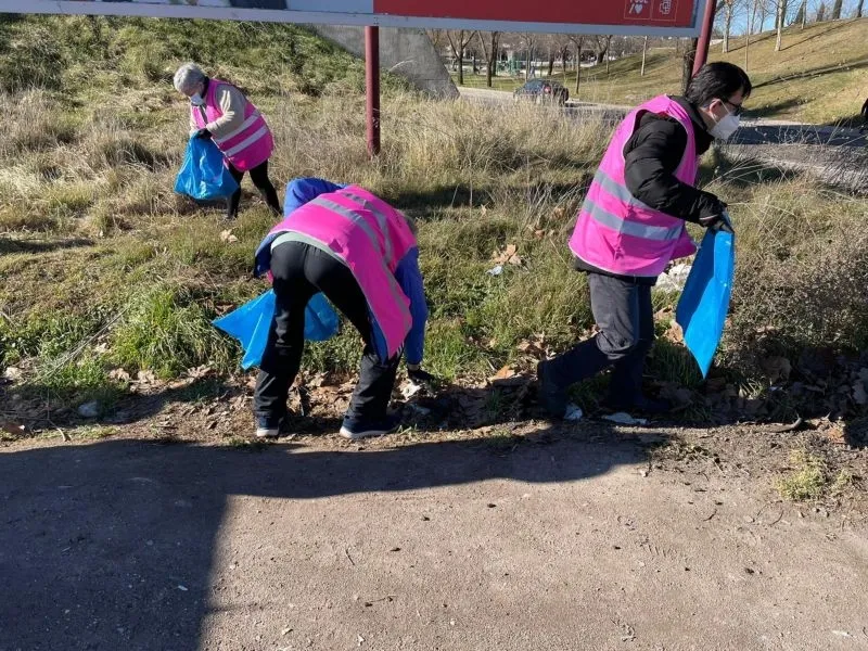 Foto 2 - M&aacute;s de 30 personas participan en la recogida de residuos en el &lsquo;Volc&aacute;n de Garrido&rsquo;