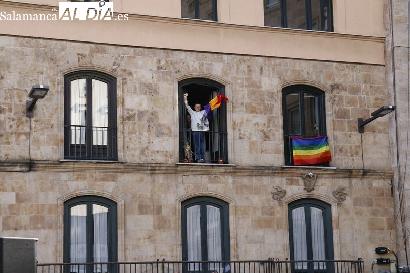 Foto 3 - Dos banderas LGTB y una republicana frente al acto de Vox en la plaza del Ángel