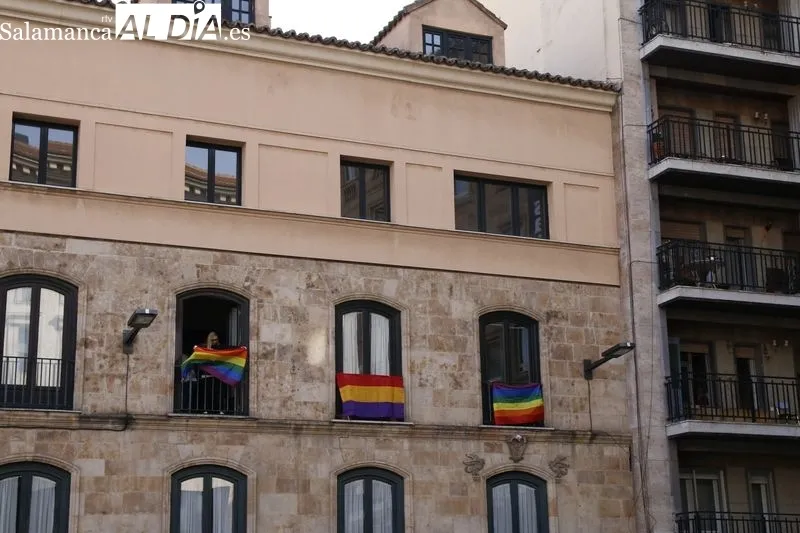 Foto 2 - Dos banderas LGTB y una republicana frente al acto de Vox en la plaza del &Aacute;ngel