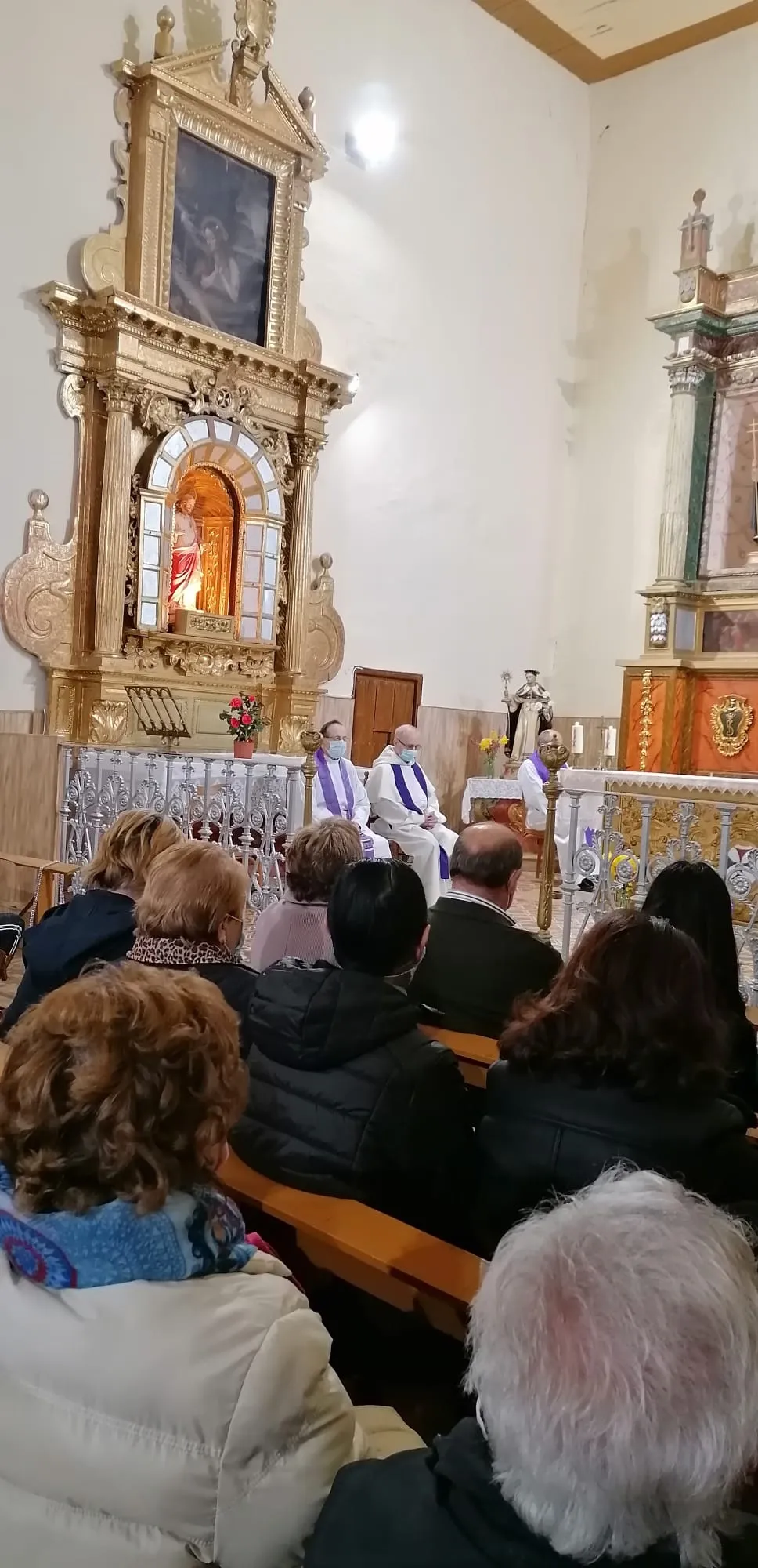 Multitud de fieles se han querido despedir de las hermanas Trinitarias de Villoruela en su monasterio este sábado 