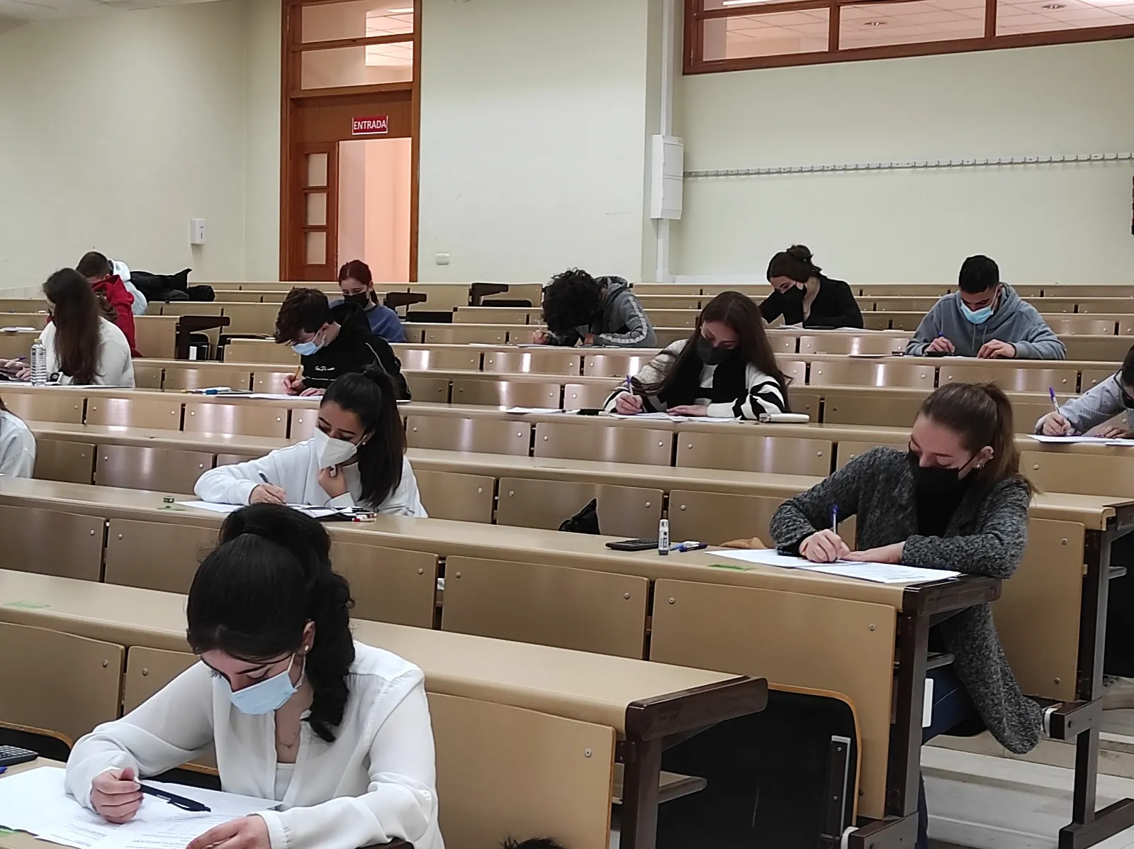 Foto 5 - Tres alumnas representan al IES Leonardo da Vinci en las Olimpiadas de Econom&iacute;a