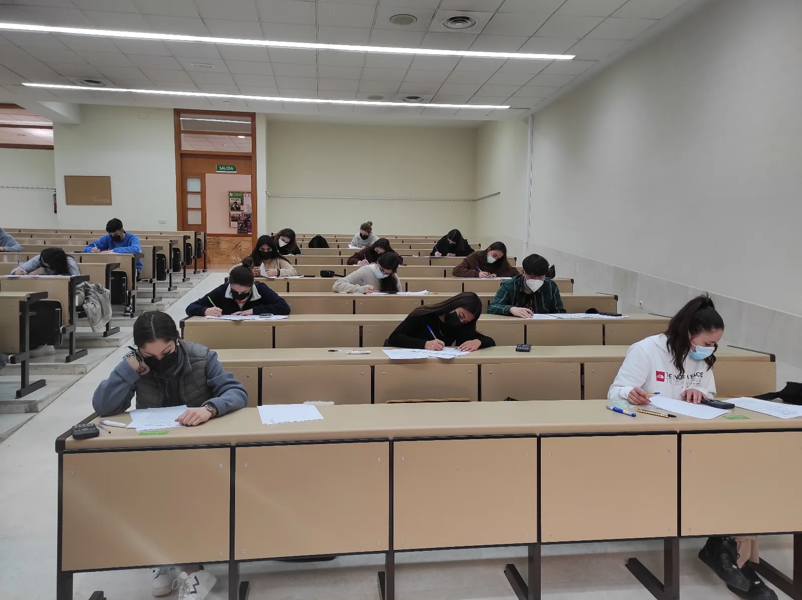 Foto 4 - Tres alumnas representan al IES Leonardo da Vinci en las Olimpiadas de Econom&iacute;a