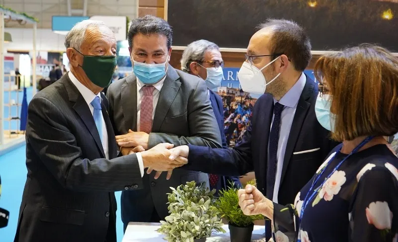 Foto 2 - El presidente de Portugal se acerca al stand de Mir&oacute;briga en el inicio de la Bolsa de Turismo de Lisboa