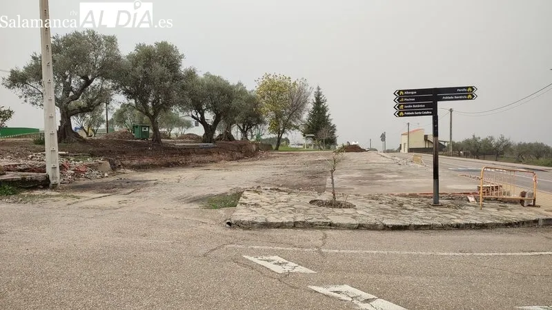 Espacio donde será colocado el nombre de Villarino de los Aires y embellecido con su ajardinado / CORRAL 