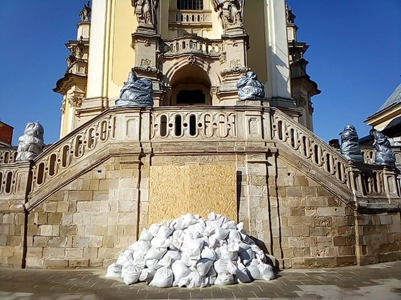Colas y blindaje de la ciudad de Lviv (Ucrania)