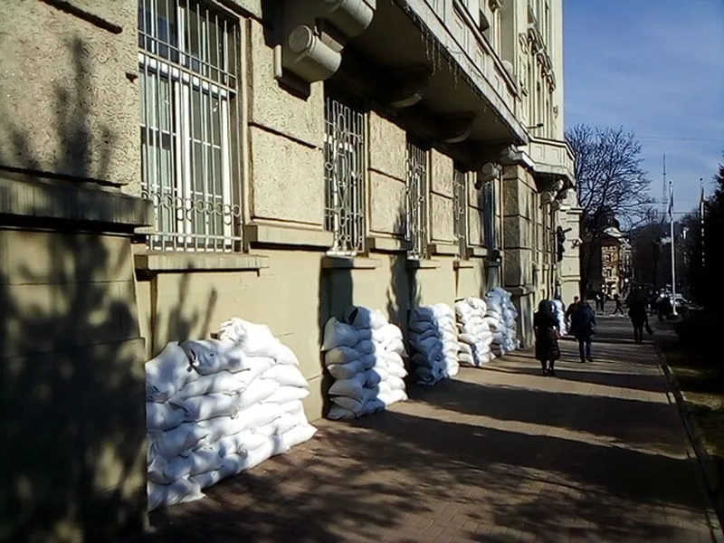Colas y blindaje de la ciudad de Lviv (Ucrania)