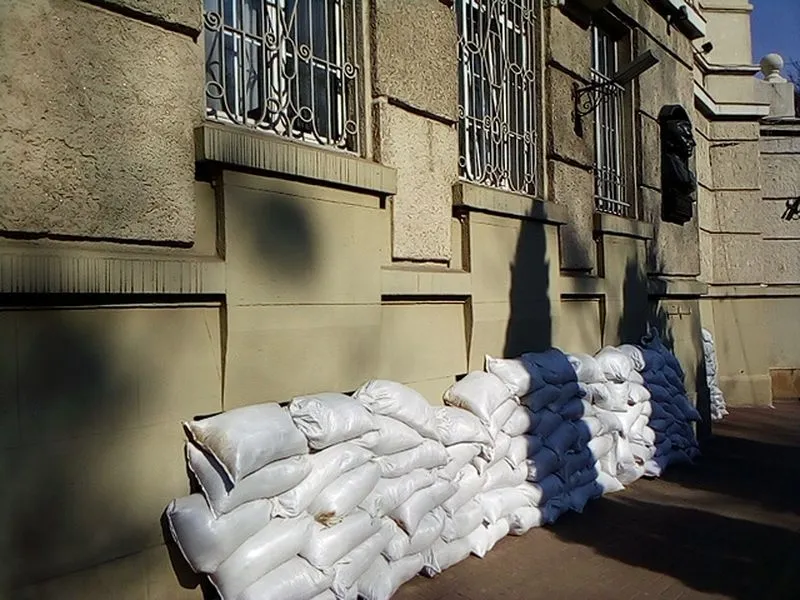 Colas y blindaje de la ciudad de Lviv (Ucrania)