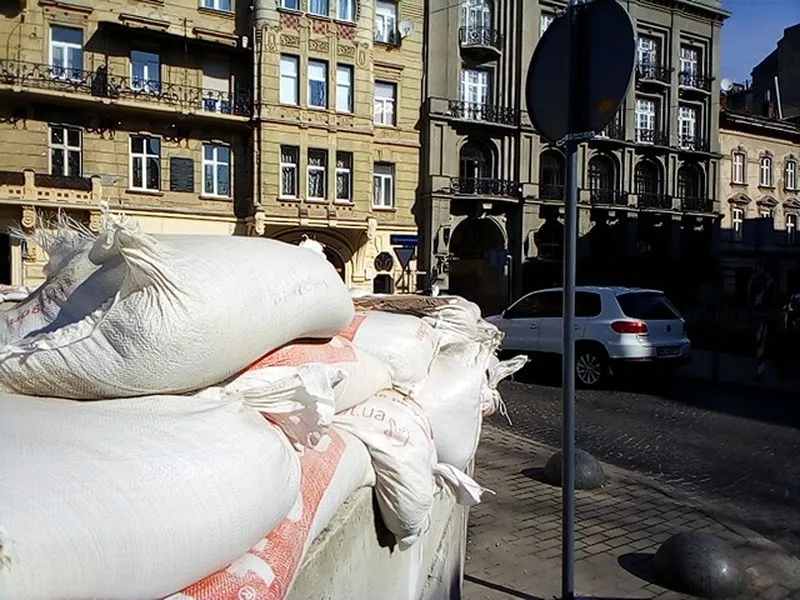 Colas y blindaje de la ciudad de Lviv (Ucrania)