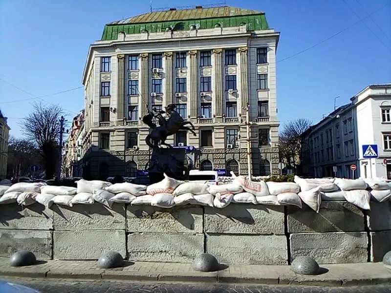 Colas y blindaje de la ciudad de Lviv (Ucrania)