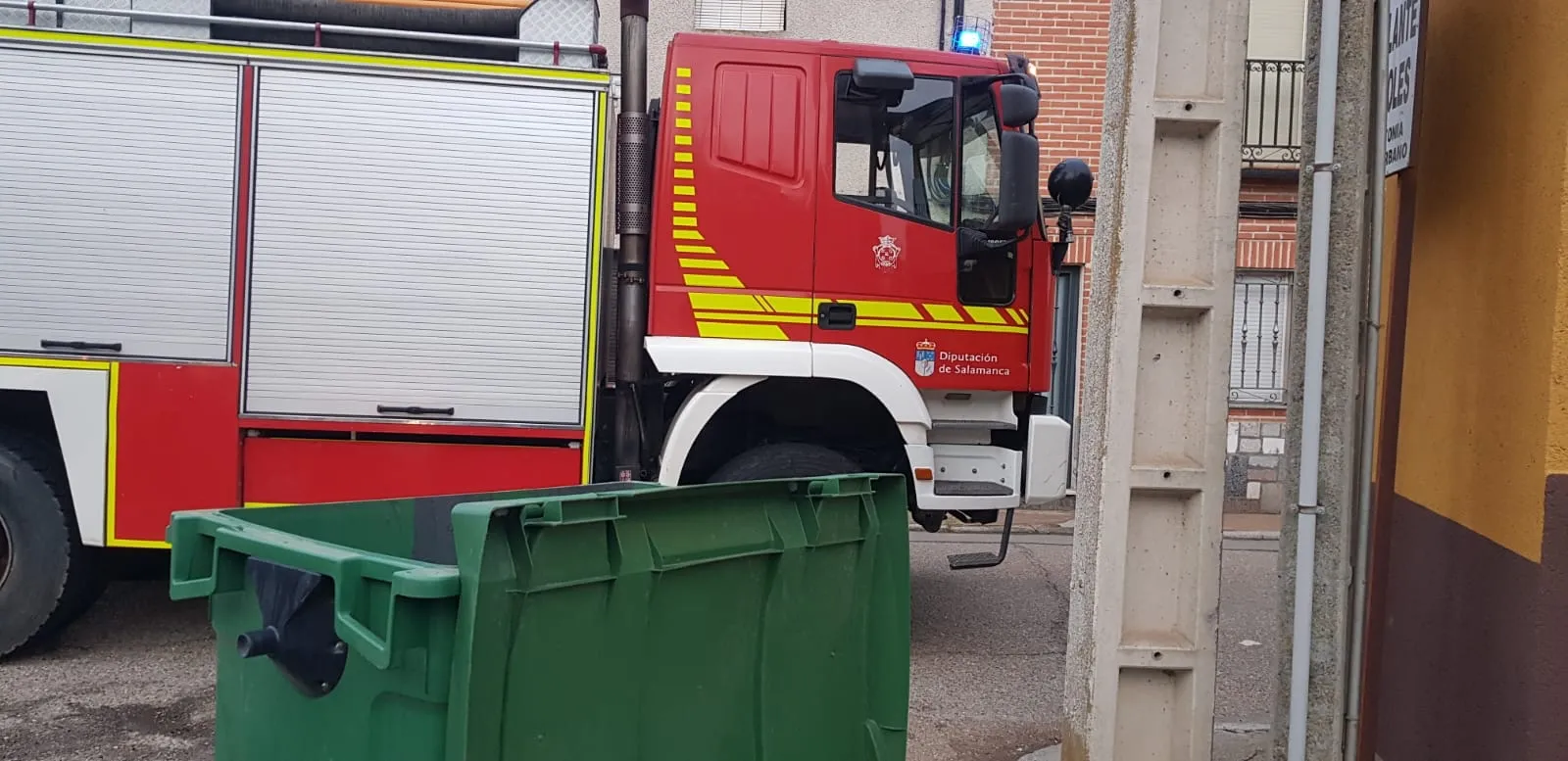 Foto 2 - Avisados los Bomberos tras declararse un incendio en un contenedor en Paradinas de San Juan
