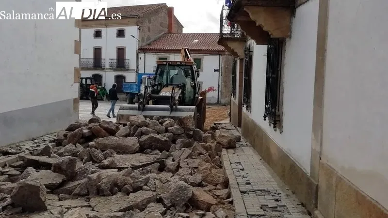 La calle está cerrada al tráfico rodado y peatonal