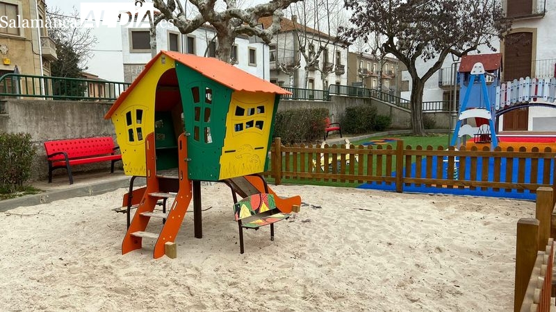 El parque infantil ofrece una nueva y colorida imagen