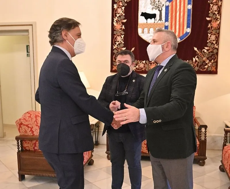 Encuentro en el Ayuntamiento del alcalde de Salamanca, Carlos García Carbayo, con el presidente de la Junta de Semana Santa, Francisco Hernández Mateo