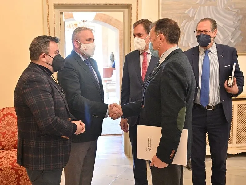Encuentro en el Ayuntamiento del alcalde de Salamanca, Carlos García Carbayo, con el presidente de la Junta de Semana Santa, Francisco Hernández Mateo